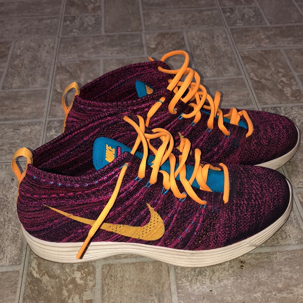 NIKE ATHLETIC SHOES